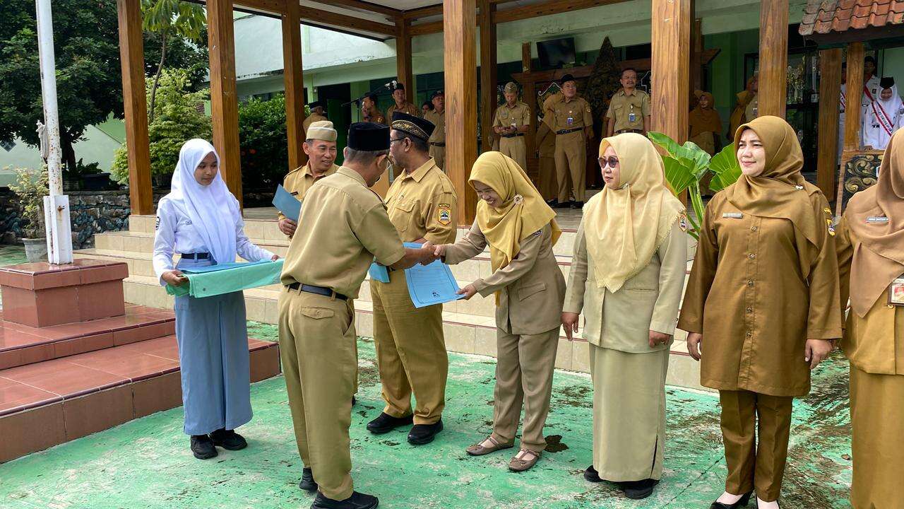 BACK TO SCHOOL SMA NEGERI 1 MOJOGEDANG